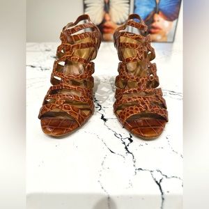 Ellie Tahari wood wedge strappy sandals size 38
